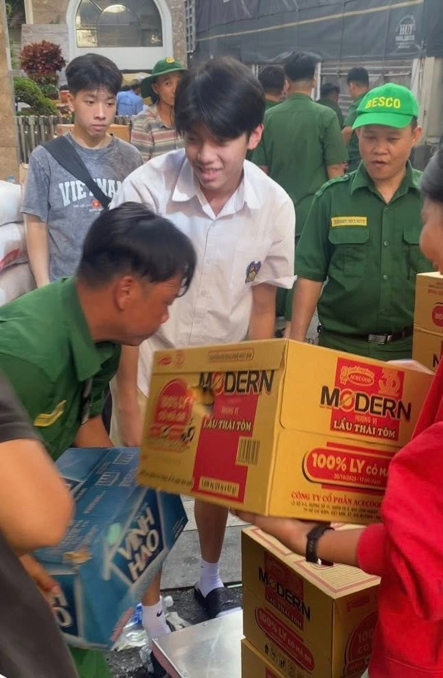 Con trai Cường Đô La Hồ Ngọc Hà hỗ trợ bà con vùng lũ đại gia phố núi hé lộ điều đặc biệt