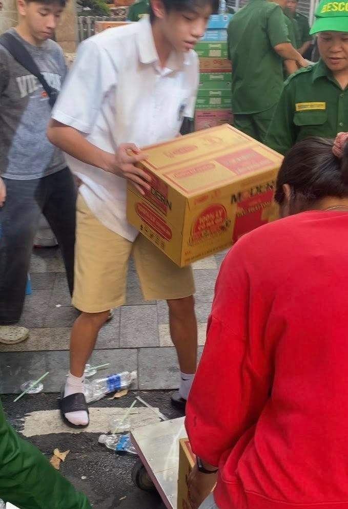 Con trai Cường Đô La  Hồ Ngọc Hà hỗ trợ bà con vùng lũ đại gia phố núi hé lộ điều đặc biệt