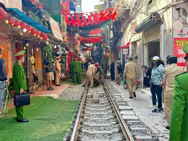 Ngày 25/11, lực lượng chức năng ra quân xử lý các quán cà phê lấn chiếm hành lang an toàn giao thông đường sắt. (Ảnh: Cục Cảnh sát Giao thông)