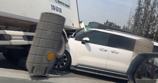 Hiện trường 6 ô tô tông liên hoàn trên cao tốc, ùn xe kéo dài gần 5km