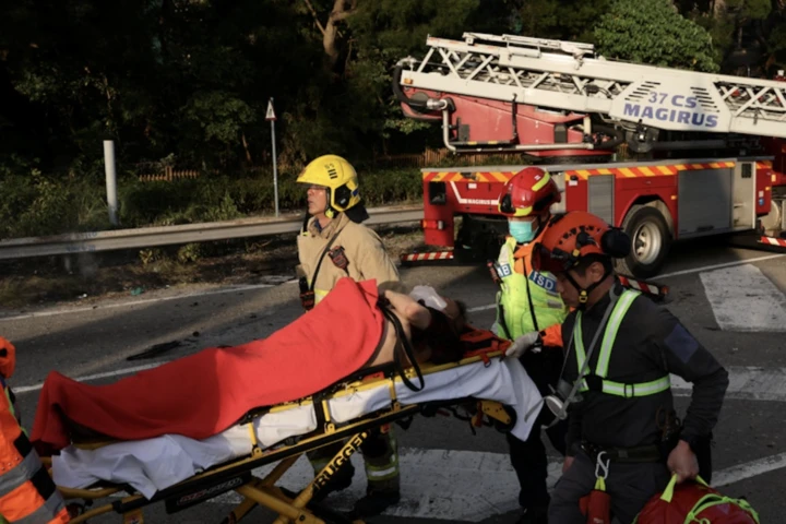 Giám đốc Sở Cứu hỏa Andy Yeung thông tin với phóng viên rằng trong số những người thiệt mạng có một lính cứu hỏa và một người khác đang được điều trị do kiệt sức vì nóng. Lực lượng cứu hộ cũng nhận được nhiều báo cáo về những người bị mắc kẹt trong tòa nhà, nhưng không cung cấp thông tin chi tiết. (Ảnh: Reuters)