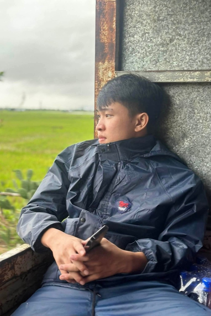 nam sinh co ten giong dam vinh hung 3.jpg