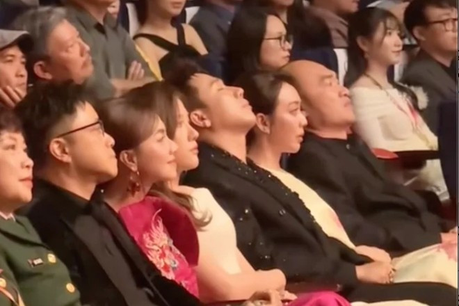 Ngỡ ngàng trước khoảnh khắc Trấn Thành ngủ gật ở sự kiện
