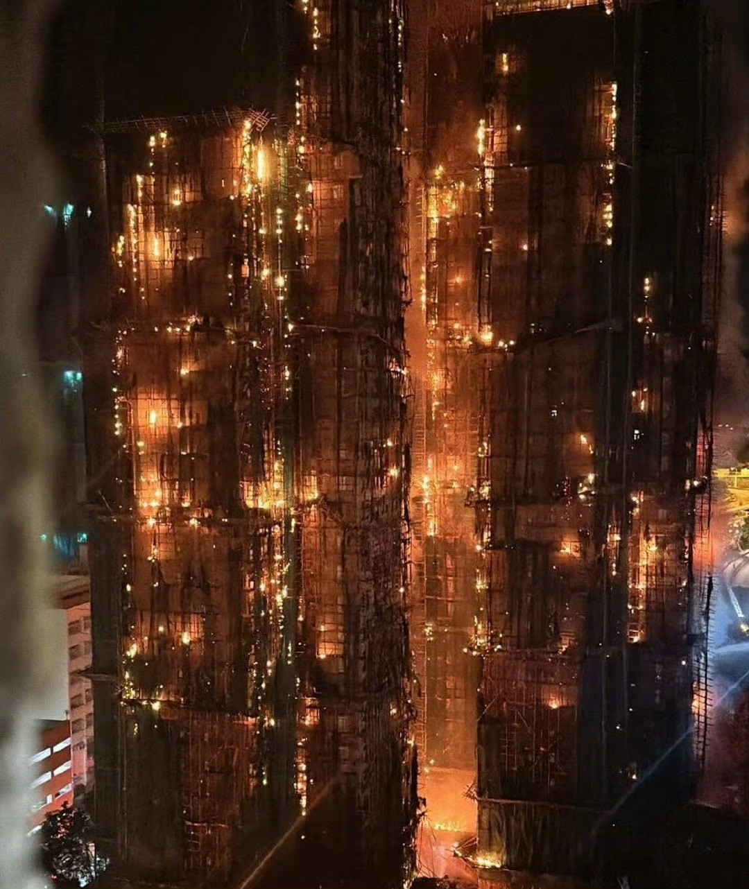 Trần Vỹ Đình Xa Thi Mạn cùng dàn sao đau xót sau vụ cháy lịch sử ở Hong Kong