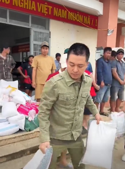 Tuấn Hưng đi cứu trợ bà con vùng lũ sau tang lễ của mẹ