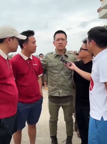 Tuấn Hưng đi cứu trợ bà con vùng lũ sau tang lễ của mẹ