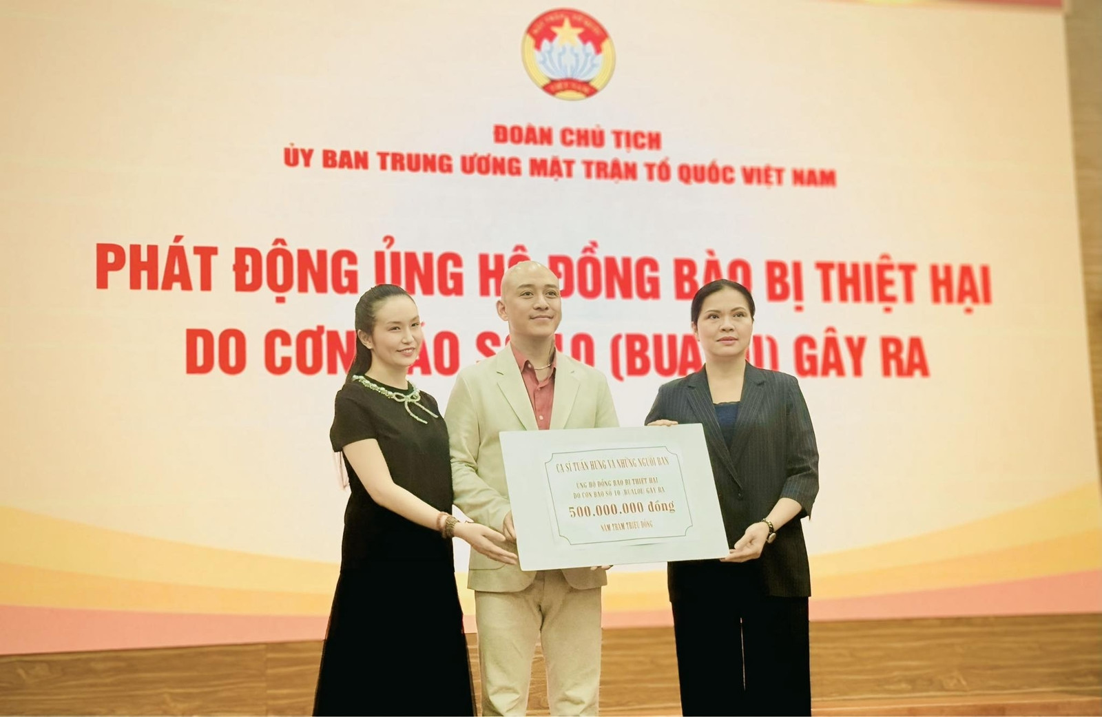Tuấn Hưng đi cứu trợ bà con vùng lũ sau tang lễ của mẹ