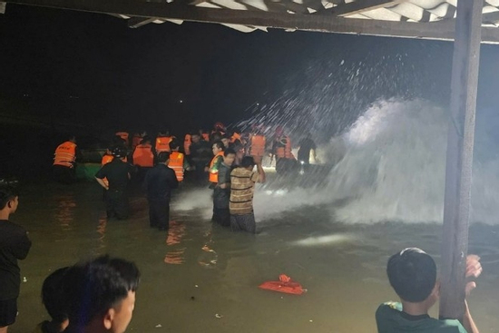 Bão Koto gây sóng lớn: Lâm Đồng lệnh cấm biển, khẩn cấp tìm người mất tích