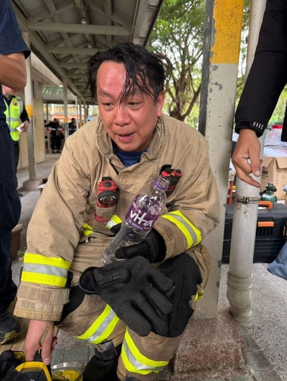 Câu chuyện ấm lòng giữa tang thương trong vụ cháy chung cư Hong Kong (Trung Quốc): Lính cứu hỏa có phải có