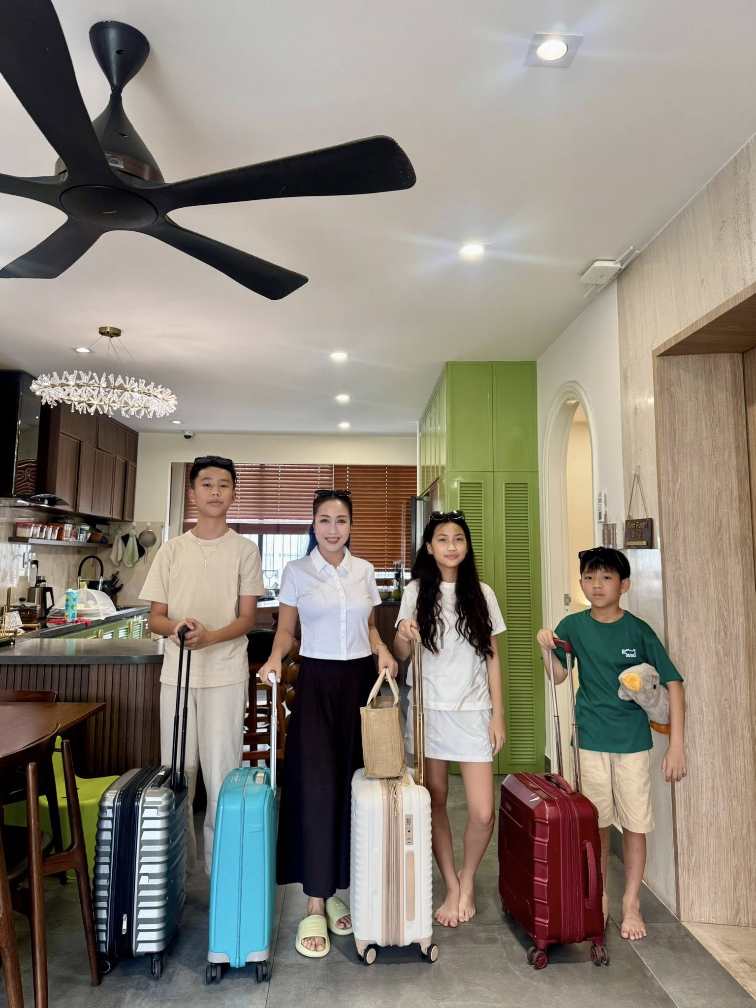 Con trai cả Ốc Thanh Vân lộ diện khó nhận ra tuổi 14 trổ mã ngỡ ngàng