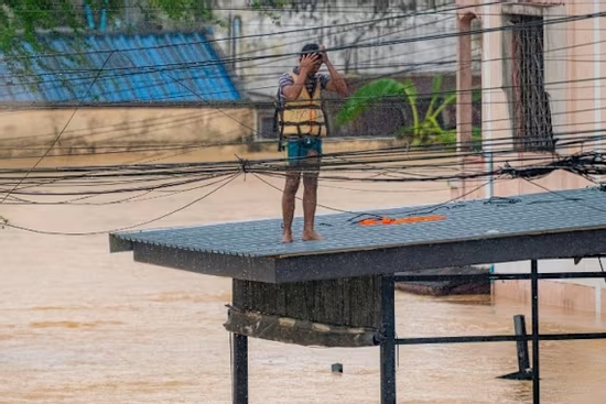 Nhà xác Thái Lan quá tải sau lũ lụt, phải dùng xe tải đông lạnh