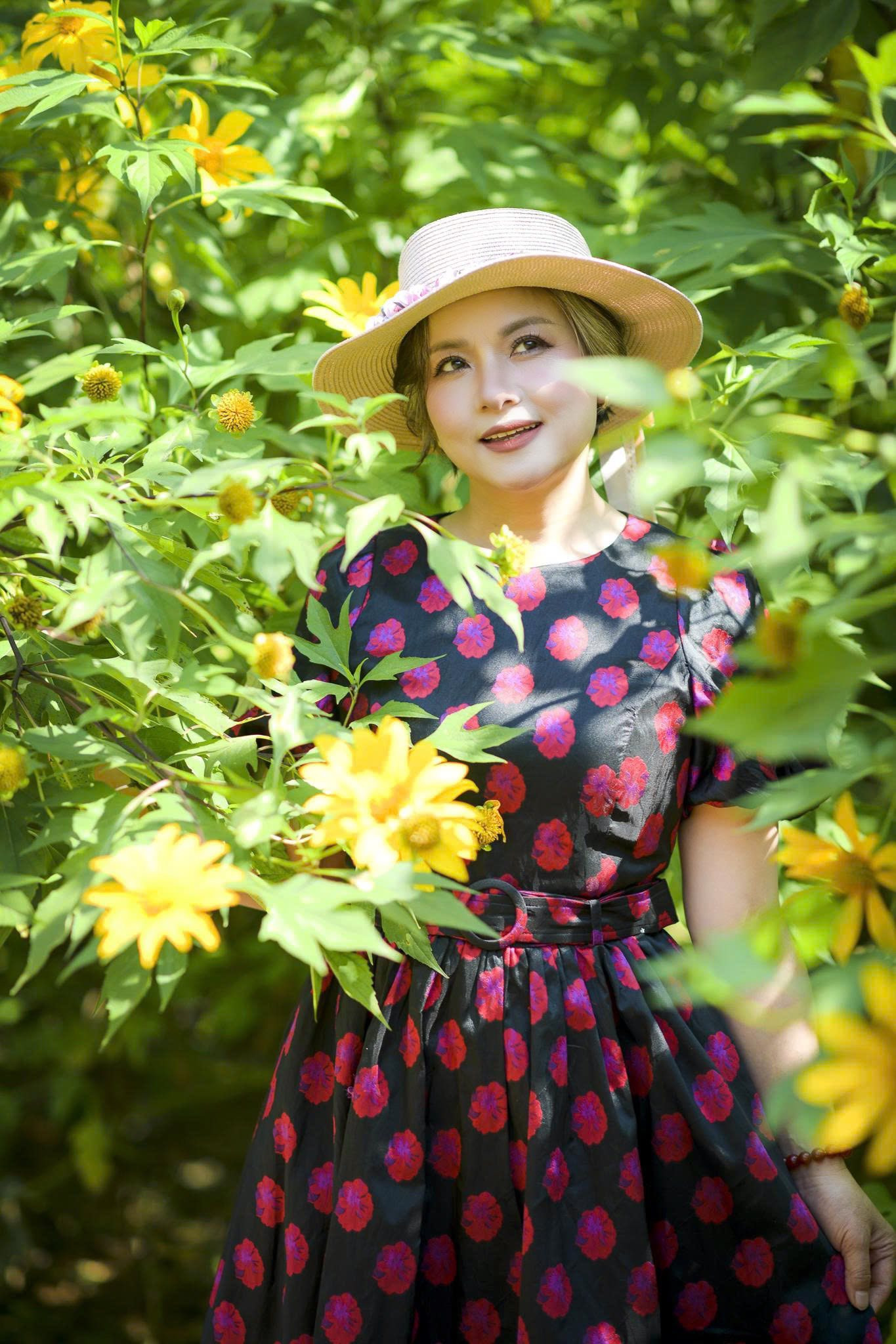 NSND Thu Quế khoe sắc bên hoa dã quỳ ở Hà Nội - Ảnh 4.