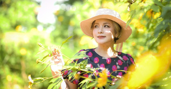 NSND Thu Quế khoe sắc bên hoa dã quỳ ở Hà Nội