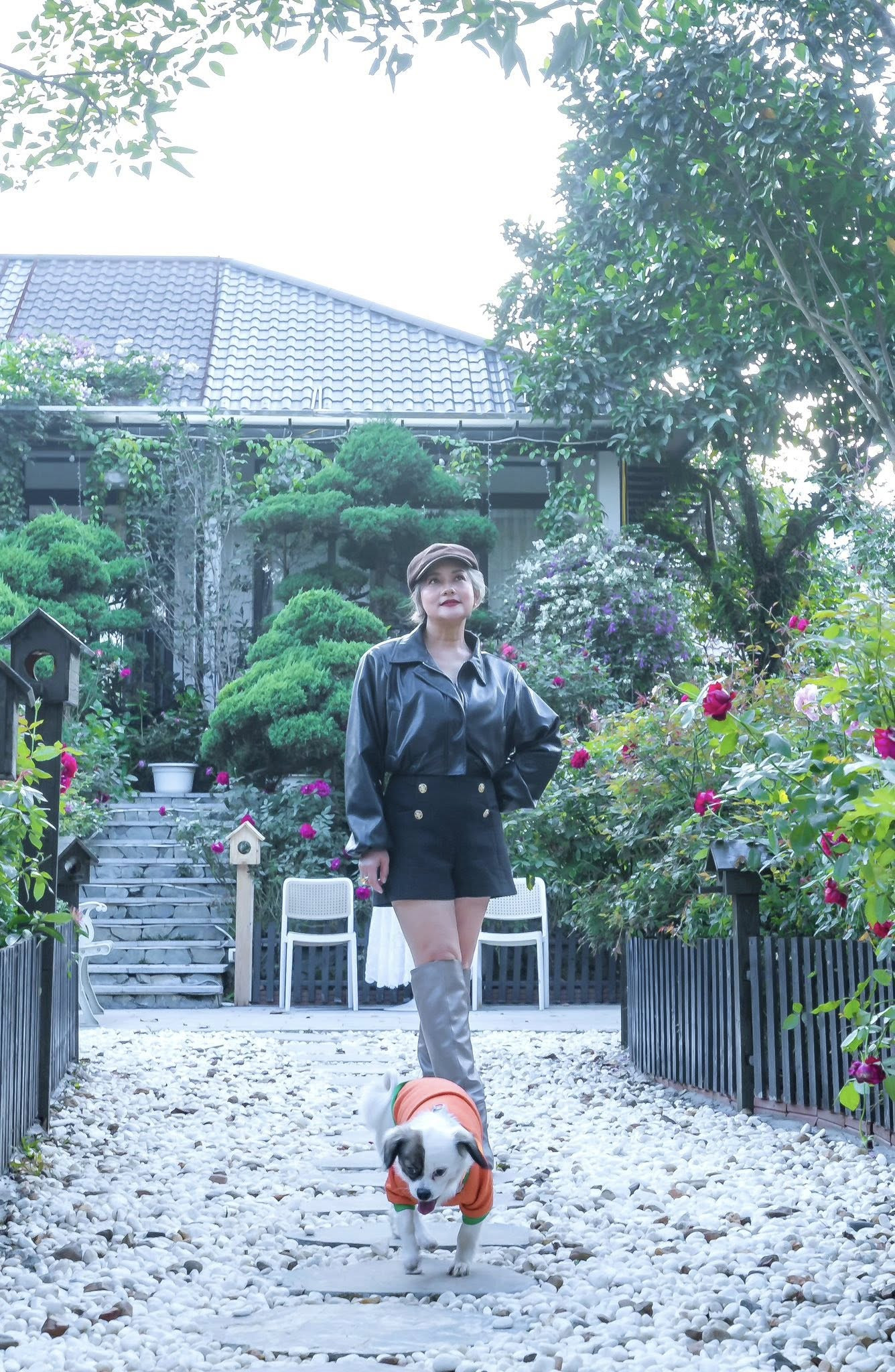 NSND Thu Quế khoe sắc bên hoa dã quỳ ở Hà Nội - Ảnh 6.