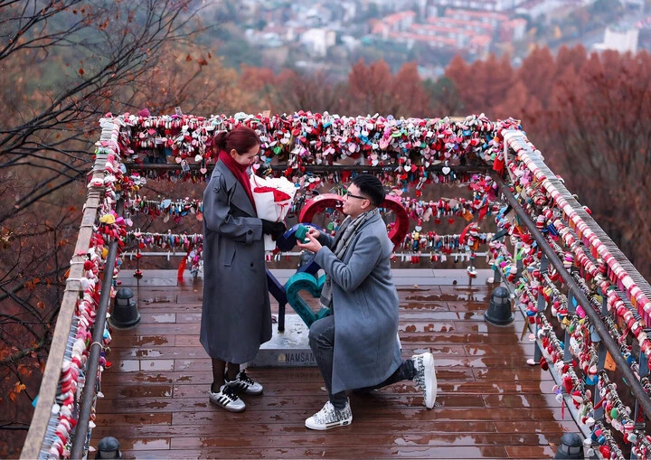 Cầu thủ Đức Huy cầu hôn bạn gái Huyền Trang.