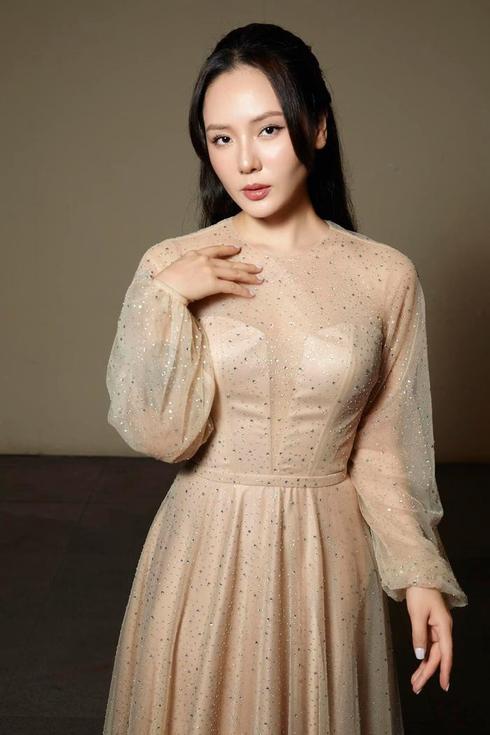 Phương Linh gây tranh cãi vì quá sạch sẽ Mang theo đũa riêng không nằm gối khách sạn