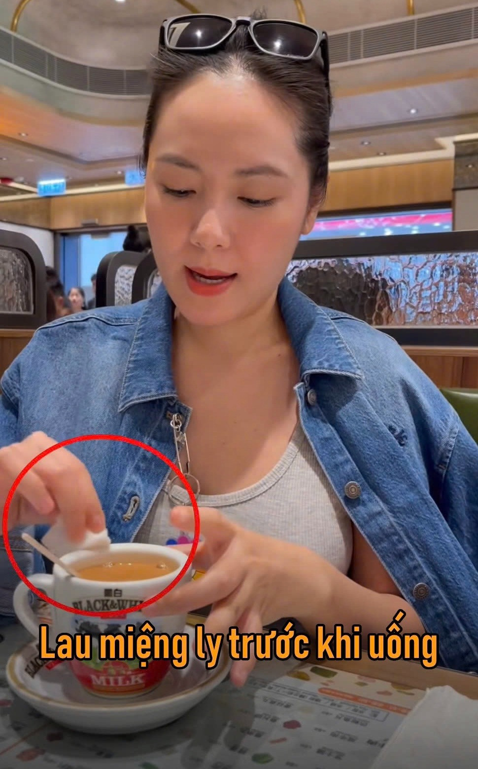 Phương Linh gây tranh cãi vì quá sạch sẽ Mang theo đũa riêng không nằm gối khách sạn