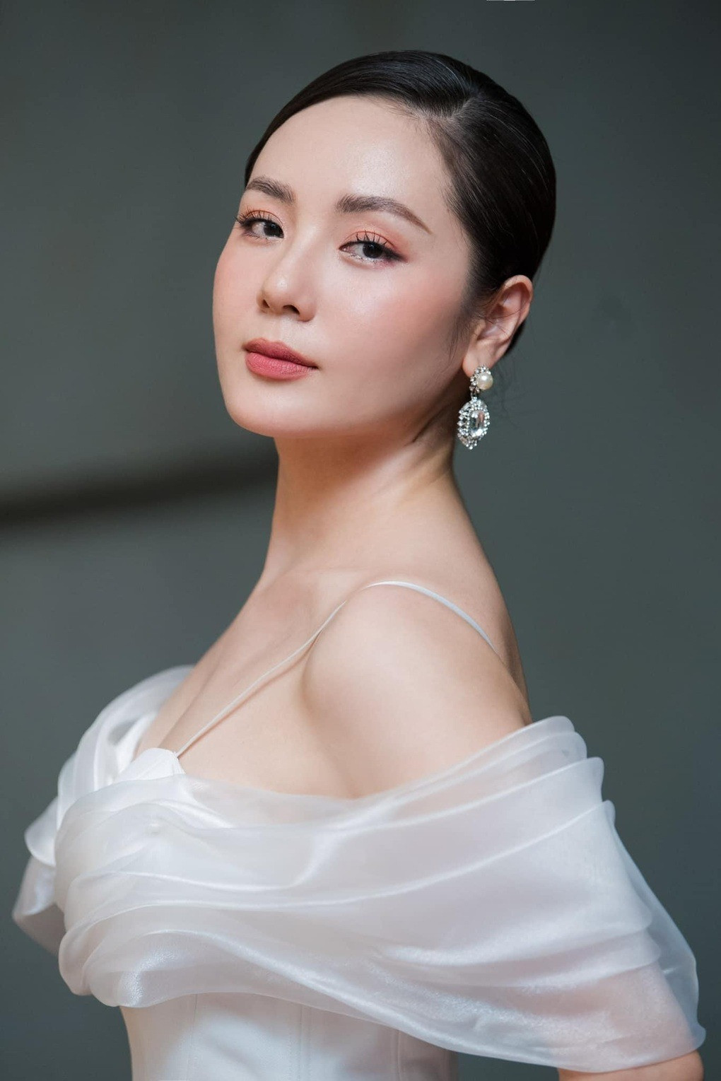 Phương Linh gây tranh cãi vì quá sạch sẽ Mang theo đũa riêng không nằm gối khách sạn