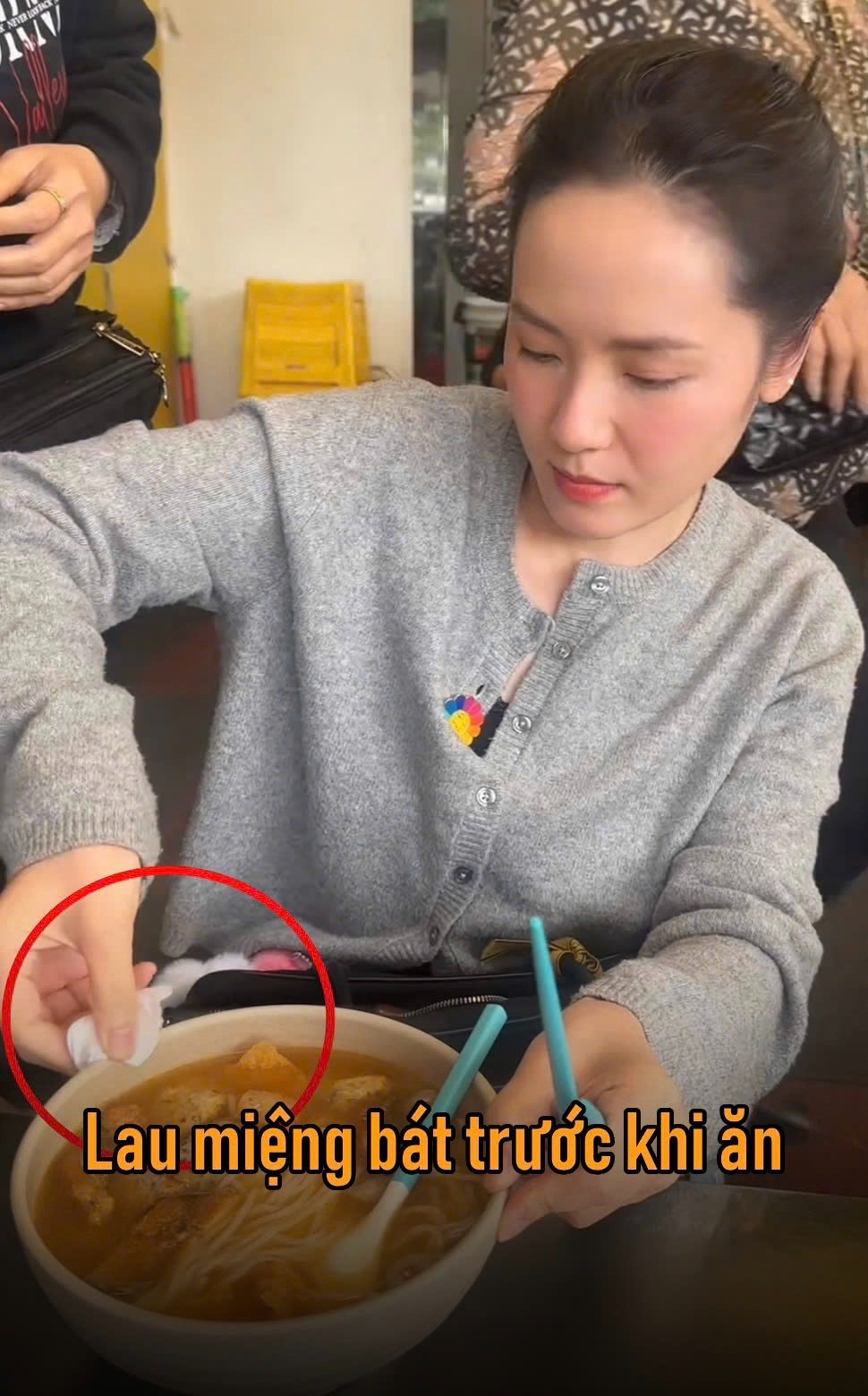 Phương Linh gây tranh cãi vì quá sạch sẽ Mang theo đũa riêng không nằm gối khách sạn