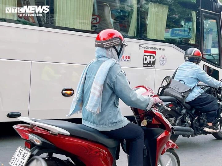 Người dân TP.HCM mặc áo ấm vào sáng nay do thời tiết se lạnh. (Ảnh: Phan Nga)