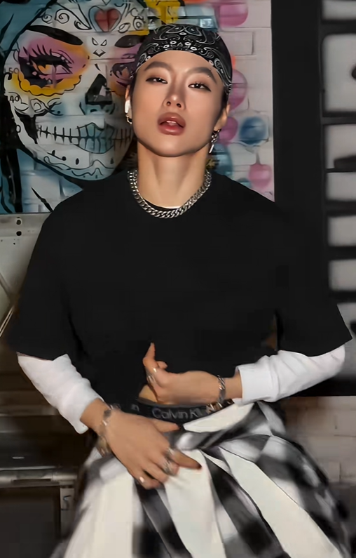 Angela Phương Trinh gây tranh vì tạo hình nam tính biểu cảm quá đà