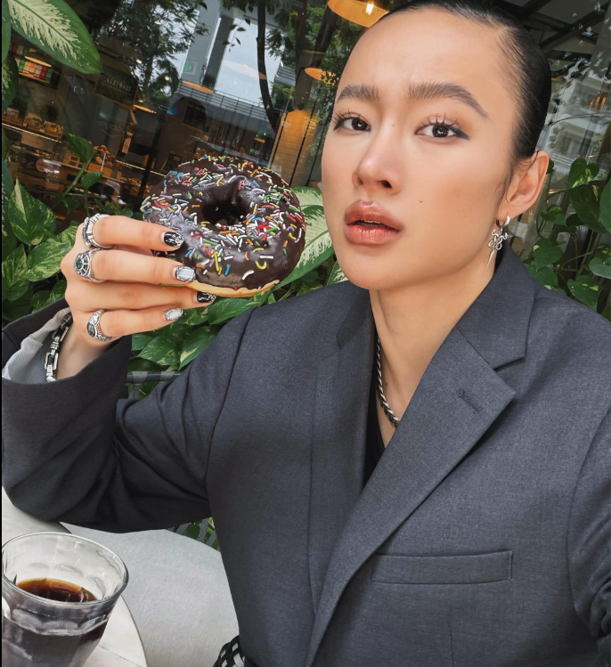 Angela Phương Trinh gây tranh vì tạo hình nam tính biểu cảm quá đà