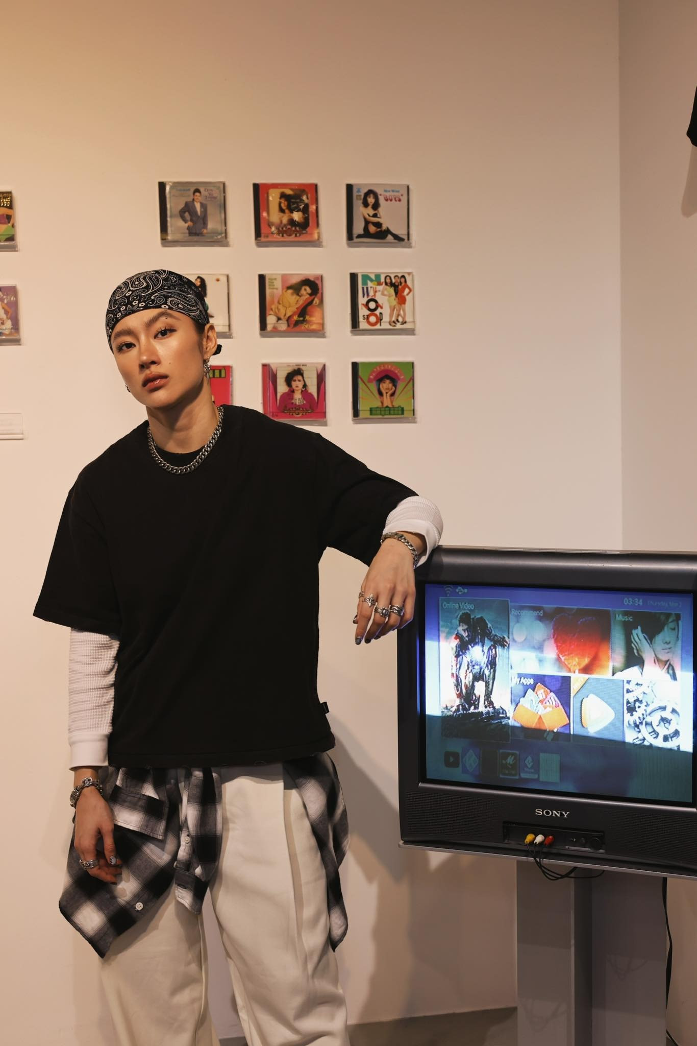 Angela Phương Trinh gây tranh vì tạo hình nam tính biểu cảm quá đà