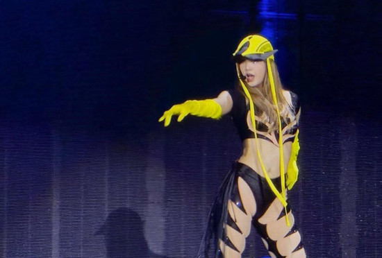 Bộ đồ bó sát của Lisa (BlackPink) bị chê phản cảm