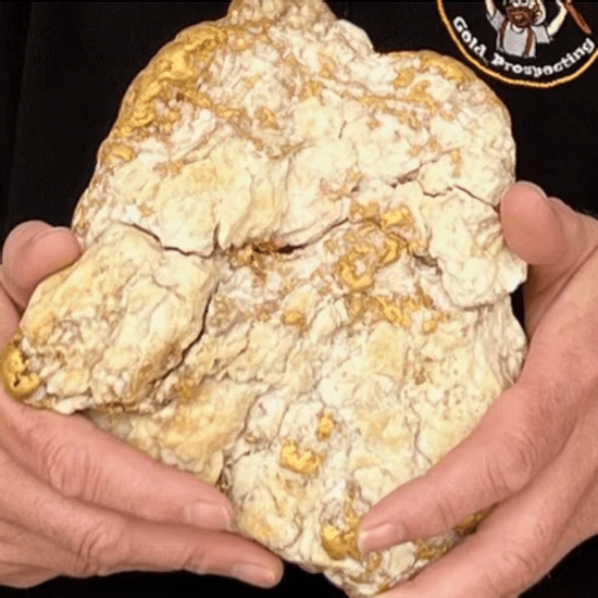 Người đàn ông bẻ đôi cục đá, phát hiện 69 cây vàng trị giá hơn 10 tỷ đồng bên trong