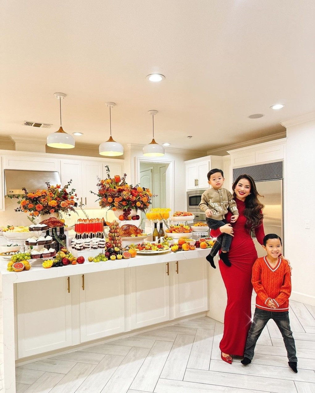 Phạm Hương flex bàn tiệc Lễ Tạ ơn đẳng cấp như nhà hàng trong biệt thự 1000m2 tại Mỹ