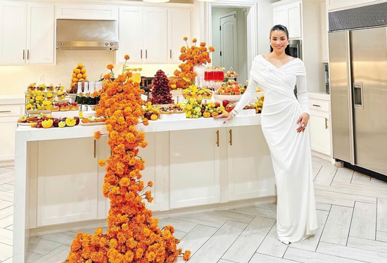 Phạm Hương 'flex' bàn tiệc Lễ Tạ ơn giữa biệt thự 1000m2 đẳng cấp hơn nhà hàng