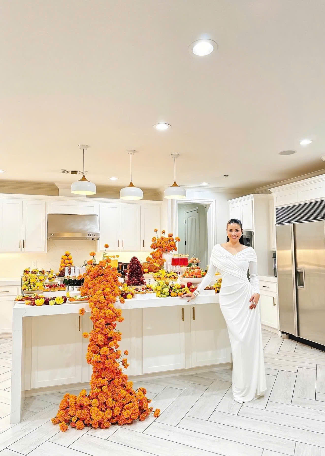 Phạm Hương flex bàn tiệc Lễ Tạ ơn đẳng cấp như nhà hàng trong biệt thự 1000m2 tại Mỹ