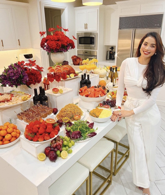 Phạm Hương flex bàn tiệc Lễ Tạ ơn đẳng cấp như nhà hàng trong biệt thự 1000m2 tại Mỹ