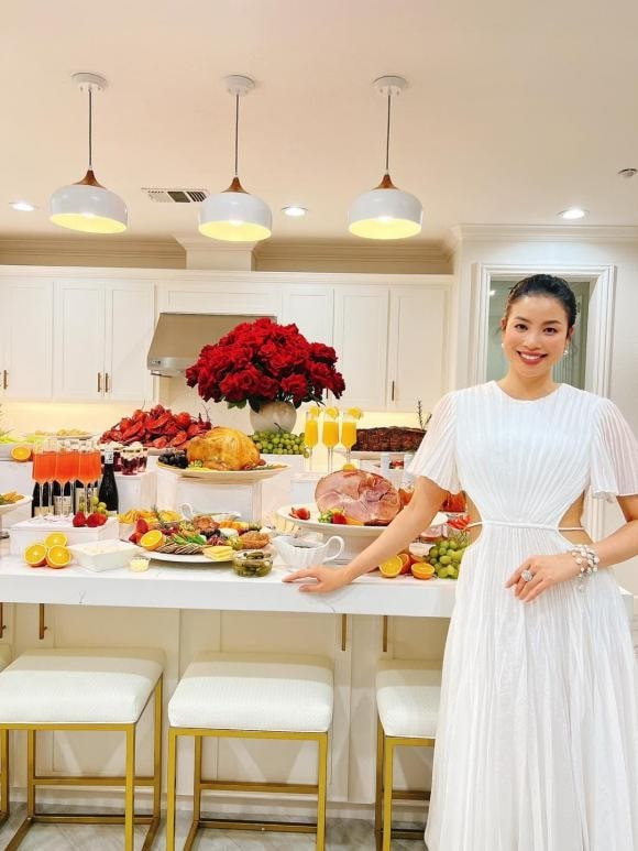 Phạm Hương flex bàn tiệc Lễ Tạ ơn đẳng cấp như nhà hàng trong biệt thự 1000m2 tại Mỹ