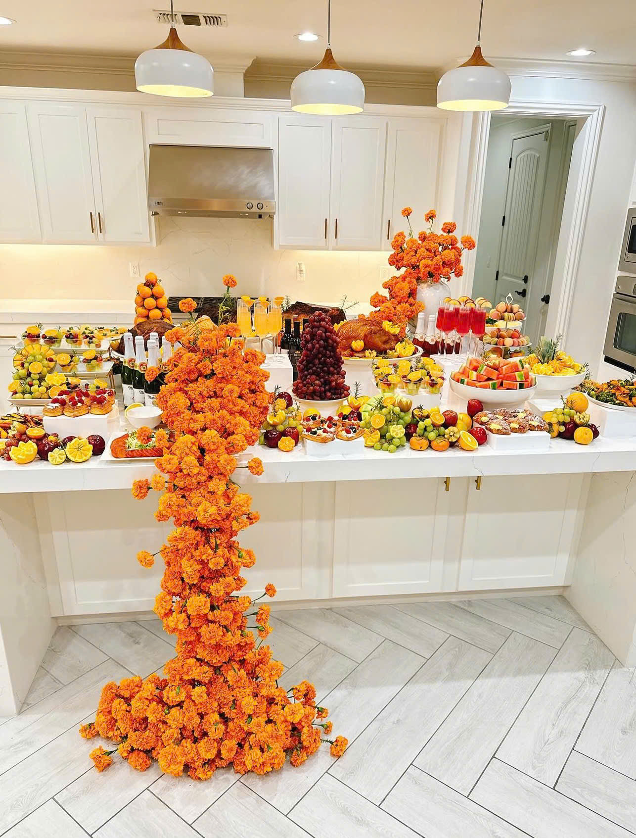 Phạm Hương flex bàn tiệc Lễ Tạ ơn đẳng cấp như nhà hàng trong biệt thự 1000m2 tại Mỹ