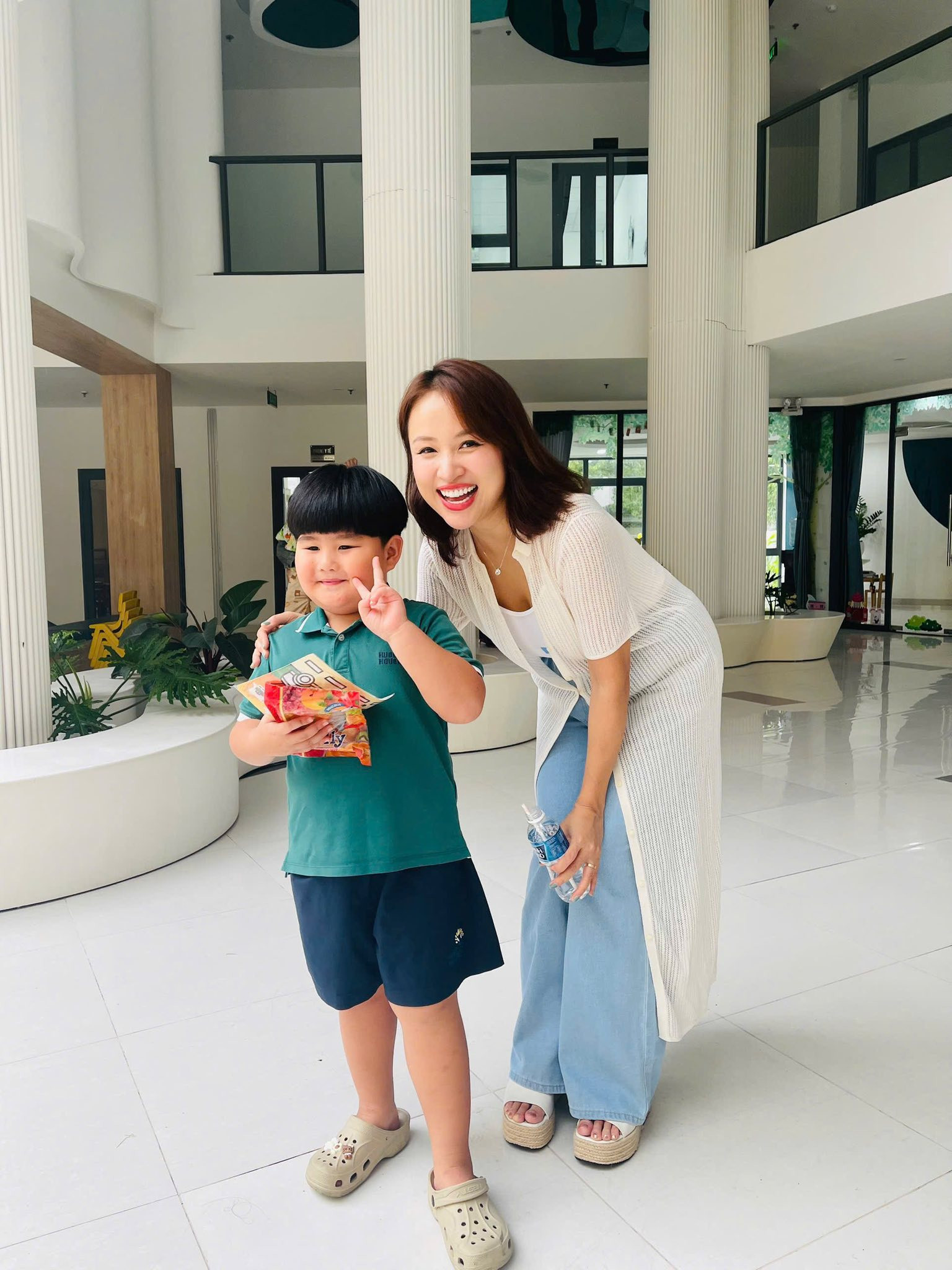 Vân Hugo đổi phong cách hack tuổi như 18 sau khi thành bà chủ trường mầm non 5000m2