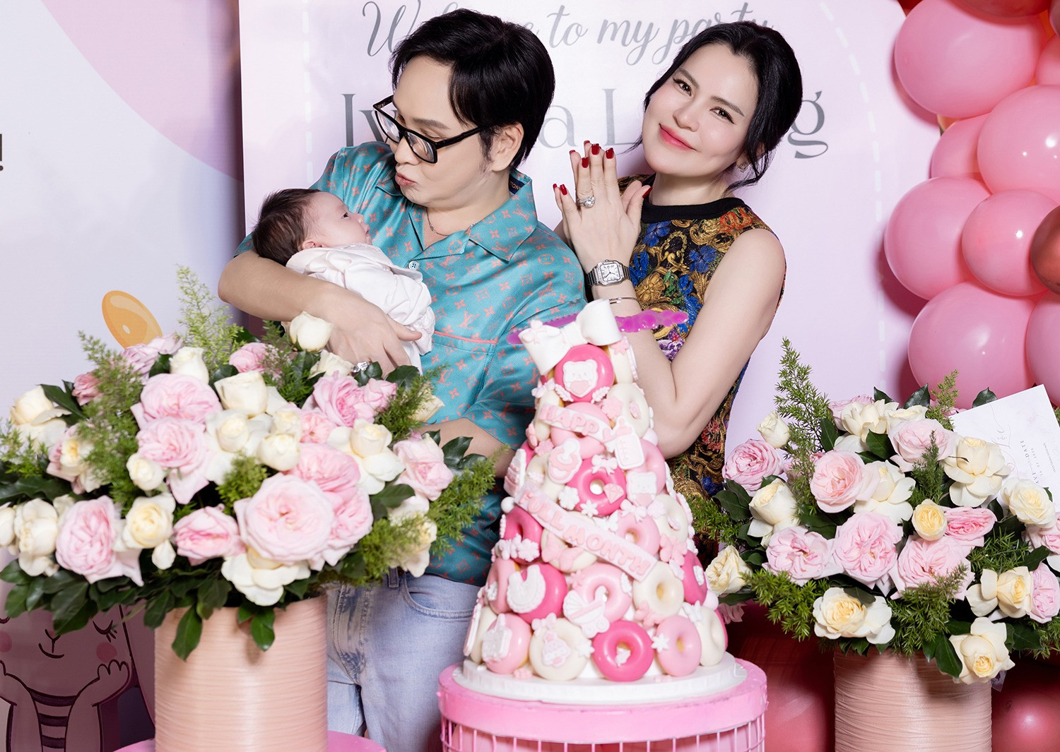 Vợ chồng Hoa hậu Phương Lê mừng đầy tháng con gái