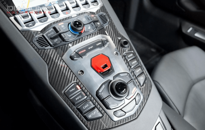 Hệ thống điều khiển khu vực buồng lái không dính một hạt bụi nào. (Ảnh: Carscoops)