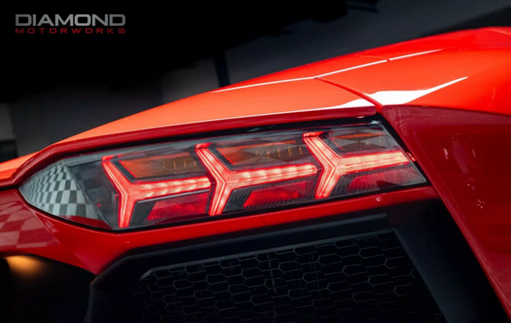 Cận cảnh đèn của xe Lamborghini Aventador Miura Edition 2017. (Ảnh: Carscoops)