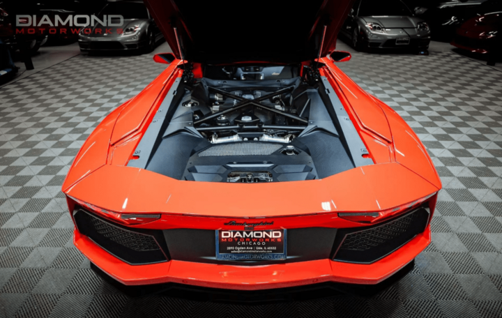 Hệ thống động cơ của xe gần như mới. (Ảnh: Carscoops)