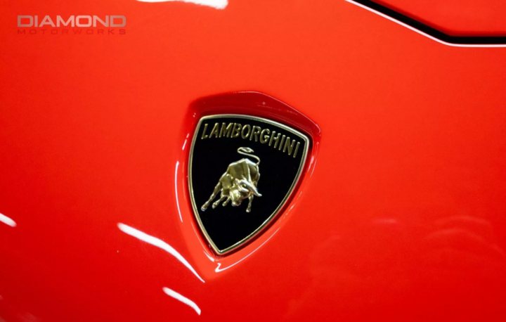 Logo Lamborghini mang vẻ đẹp sang trọng và tinh tế. (Ảnh: Carscoops)