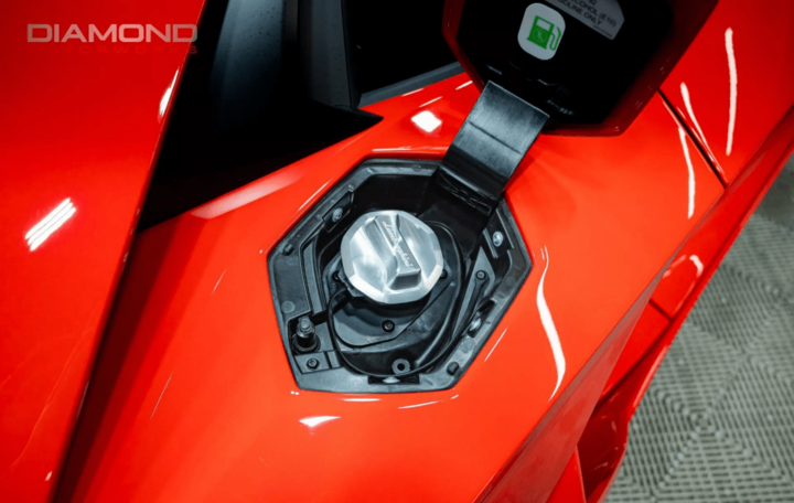Nắp cụm bơm xăng của siêu xe cũng có logo Lamborghini trứ danh. (Ảnh: Carscoops)