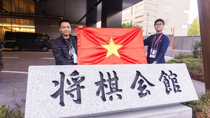 Thế Trung (phải) giơ cao lá cờ Việt Nam tại Hội quán Shogi mới - Nhật Bản (Ảnh: NVCC)