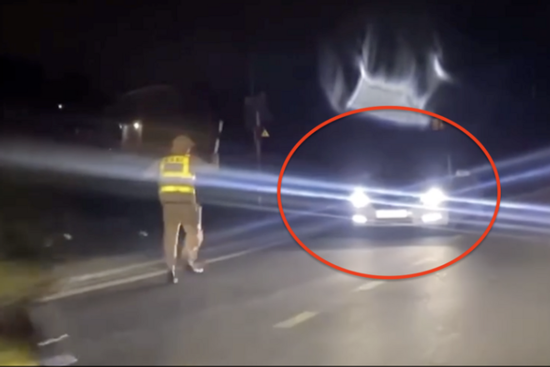 Né kiểm tra nồng độ cồn, tài xế lùi ô tô xuống ruộng