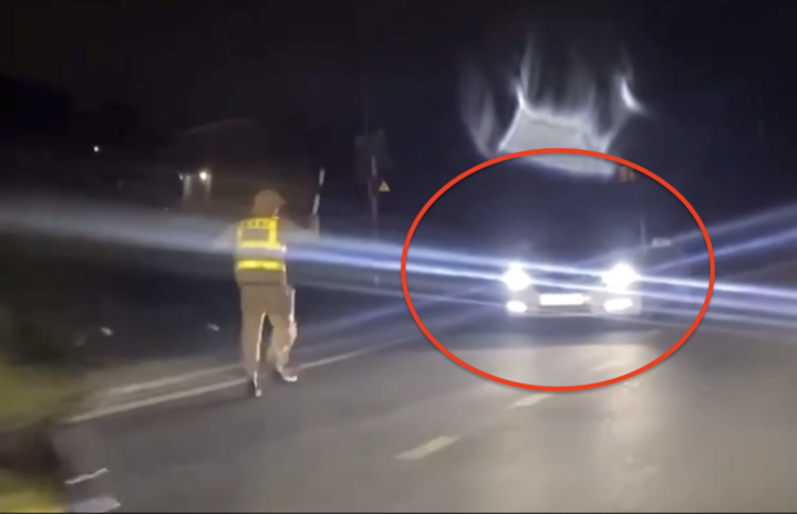 Tài xế C. lái tô chạy lùi để trốn tránh CSGT.