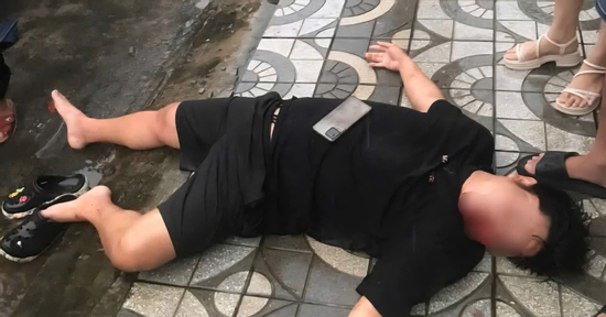 Nhắc ô tô đỗ chiếm lối đi, tài xế bị nhóm người đánh bất tỉnh