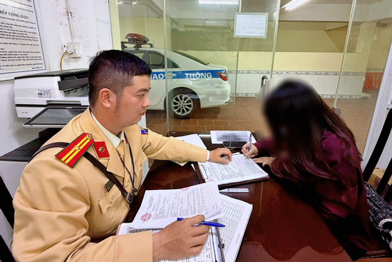 Nữ tài xế lái ô tô đi ngược chiều đường ở Hà Nội bị xử phạt 19 triệu đồng