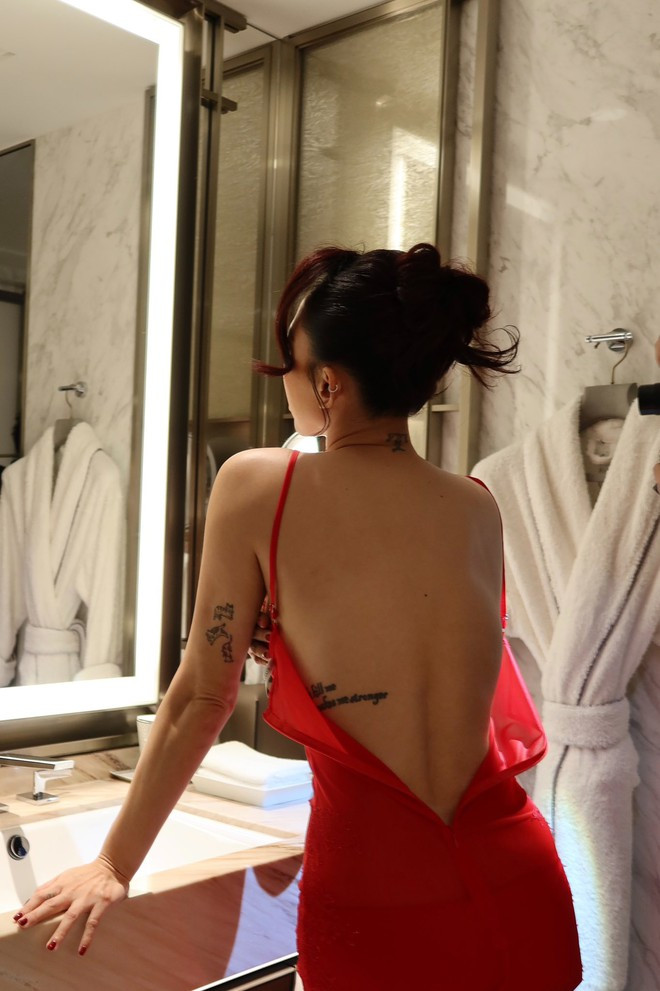 Tóc Tiên hở cực bạo để lộ hình xăm đầy ẩn ý giữa rạn nứt hôn nhân