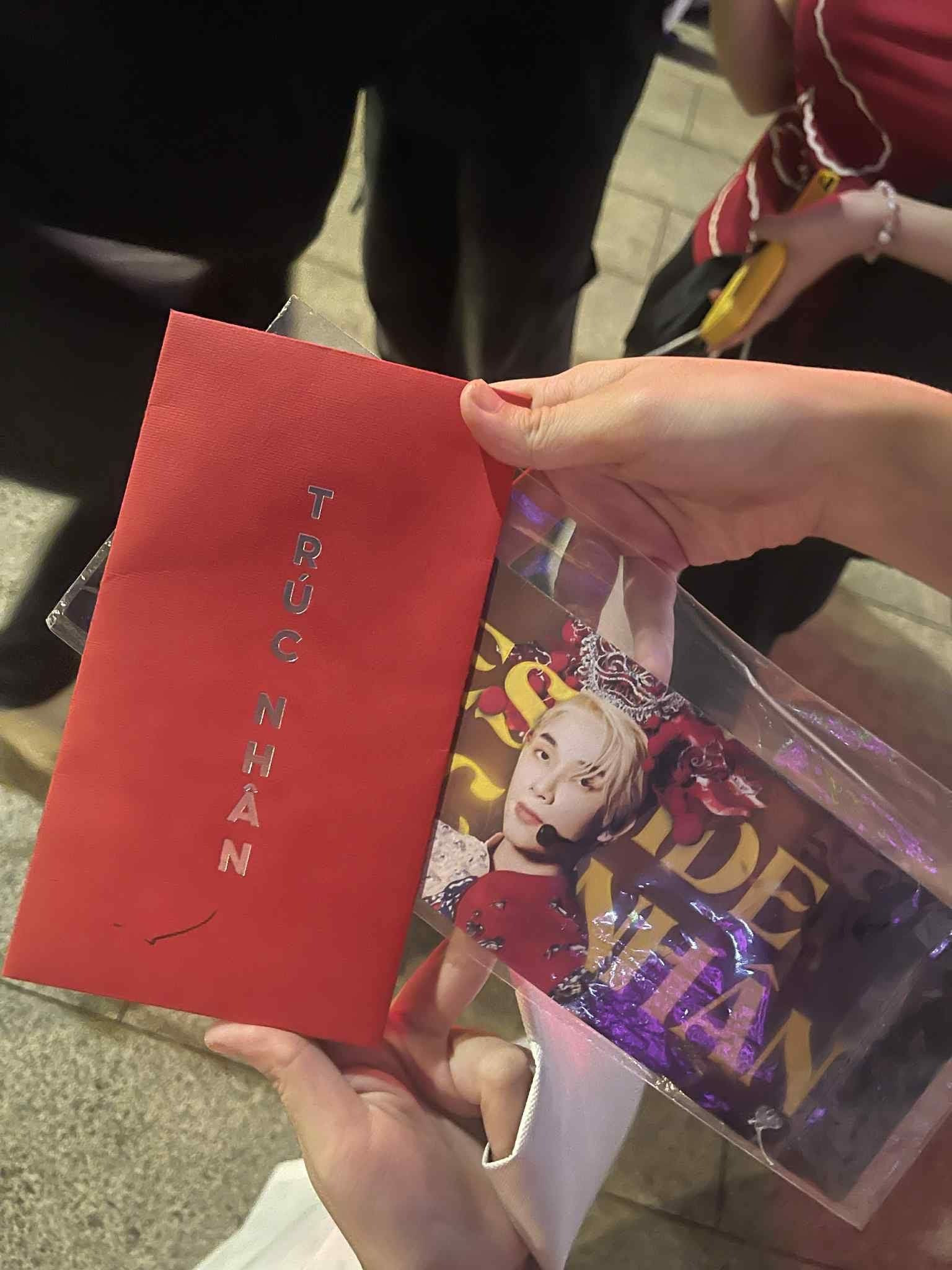 Trúc Nhân chơi lớn tặng tiền mặt cho fans số tiền khiến ai cũng choáng