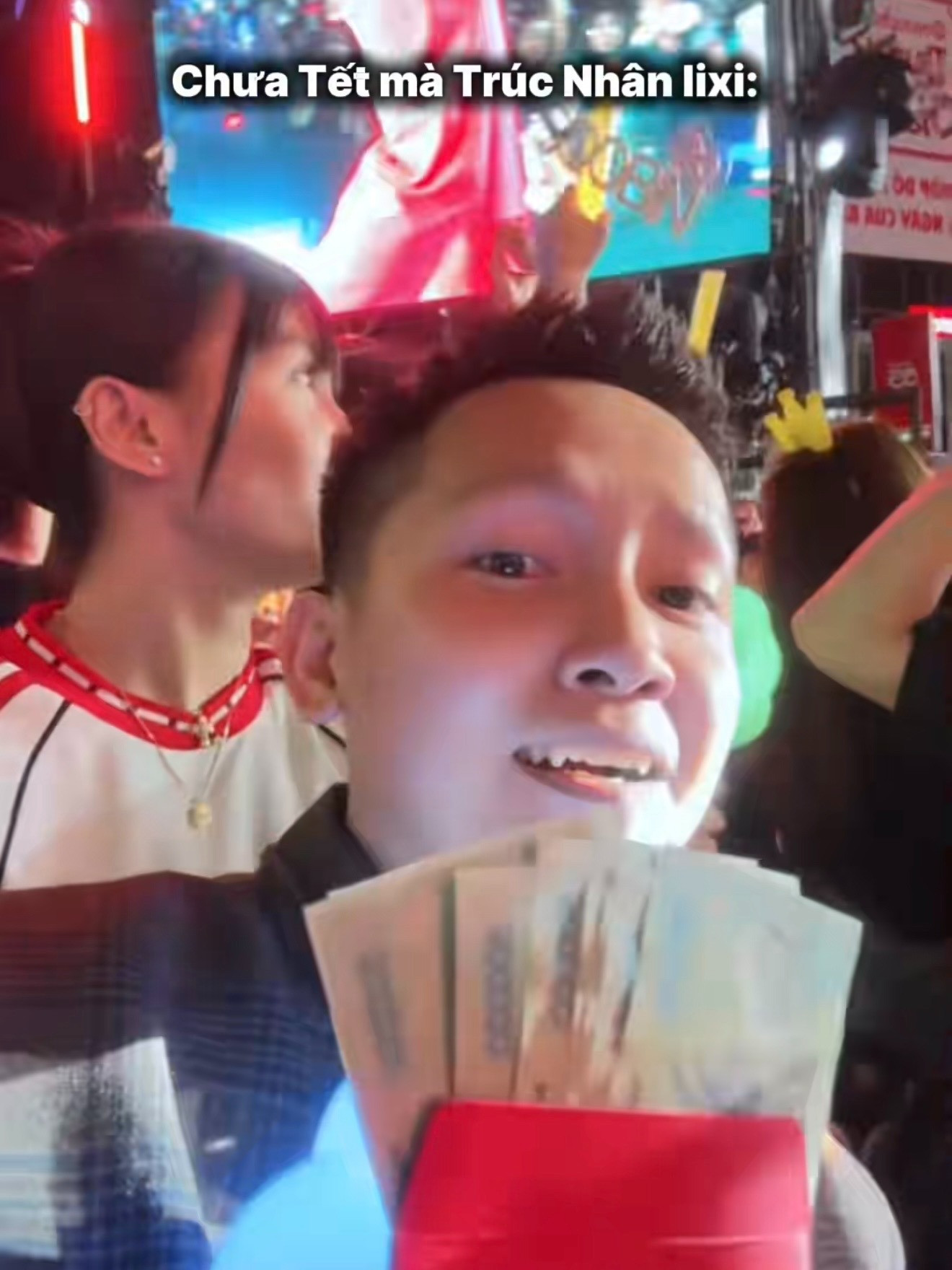 Trúc Nhân chơi lớn tặng tiền mặt cho fans số tiền khiến ai cũng choáng